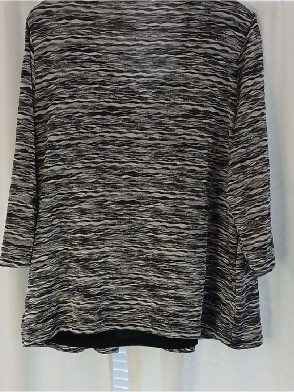 Women’s Black & Gray Wave-Pattern Long Sleeve Top